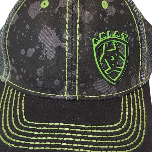 Ariat Men's Snapback Hat Black with Gray and Green Pre Owned Condition - Picture 5 of 8